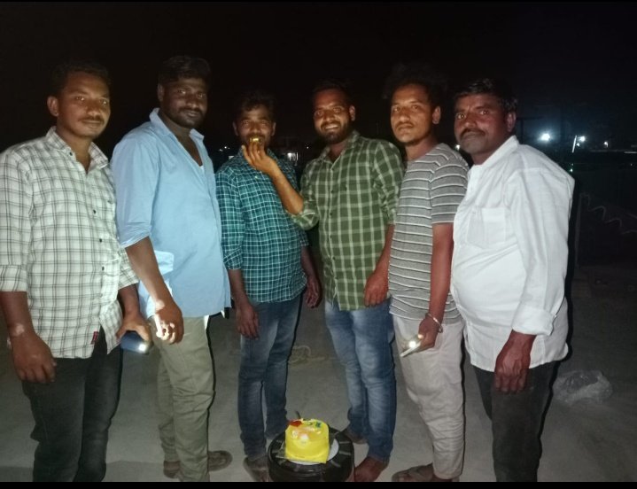 ChinnaArts10's tweet photo. @AlwaysRamCharan Anna birthday celebrations.. 🎂
One's again many many more happy returns of the day @AlwaysRamCharan Anna🎂🎉✨💥🔥💪🏻🙏🏻
#HBDRamcharan #RRRMovie #AlluriSeethaRamaRaju
#jaiRC✊🏻 https://t.co/N5nX1j9wEM