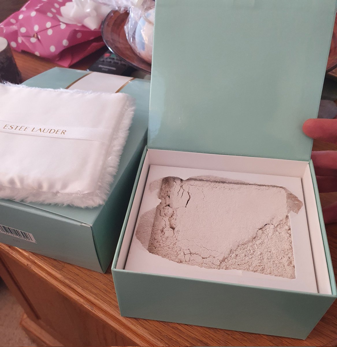 FifiBrant's tweet photo. Really @EsteeLauderUK, is this youth dew powder puff worth £37? There's no instructions on how to open it and the powder gets everywhere, with no mesh.  A total embarrassment, when I gave my 81 year old mother this for her mothers day day gift today!!  A poor show 😔😩 https://t.co/FfY7a9vjRA