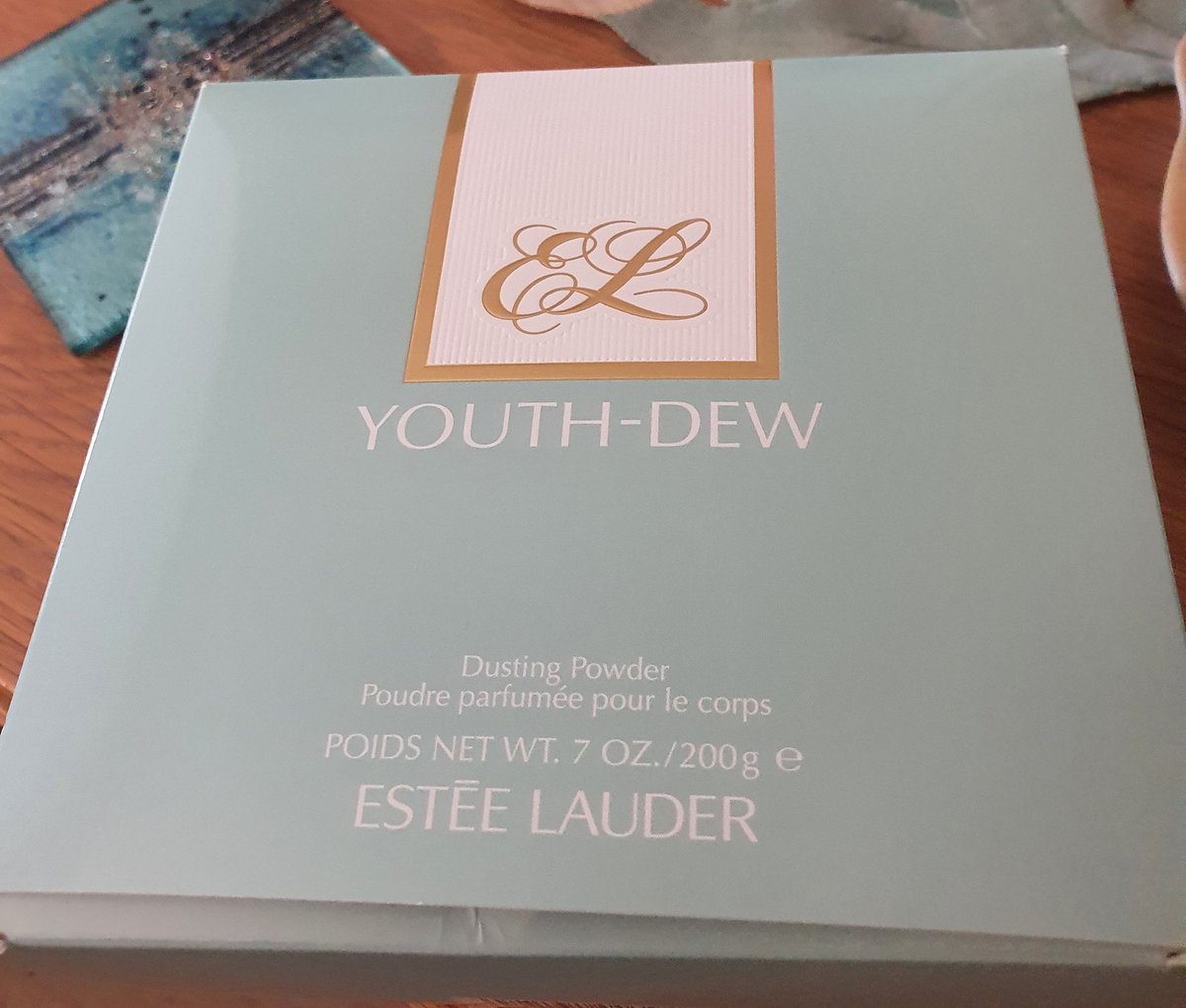 FifiBrant's tweet photo. Really @EsteeLauderUK, is this youth dew powder puff worth £37? There's no instructions on how to open it and the powder gets everywhere, with no mesh.  A total embarrassment, when I gave my 81 year old mother this for her mothers day day gift today!!  A poor show 😔😩 https://t.co/FfY7a9vjRA