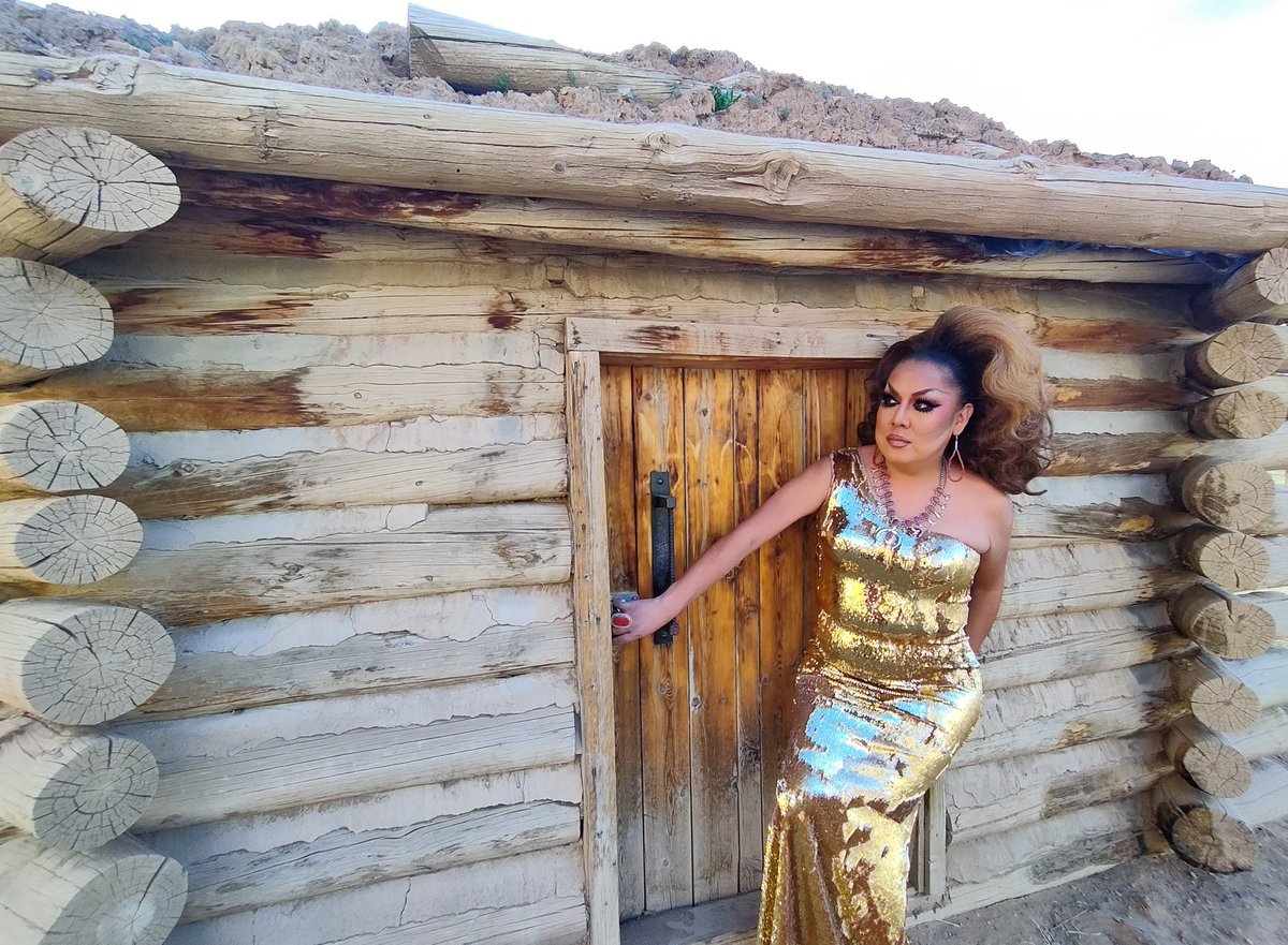 LadyShugDrag's tweet photo. Be who you are and say what you feel, because those who mind don't matter and those who matter don't mind.
ITS A BEAUTIFUL DAY TO BE INDIGENOUS!

#LadyShug 
#QueensResist 
#DecolonialDrag 
#RezDragQueen
#YéegoHaiinołní
#DineStrong
#IndigenousQueen
#NavajoNationDragQueen https://t.co/oZspSE9MX3