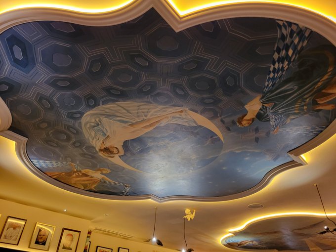 This mural was above my seat!Such a gorgeous restaurant https://t.co/am23Cx0oyk