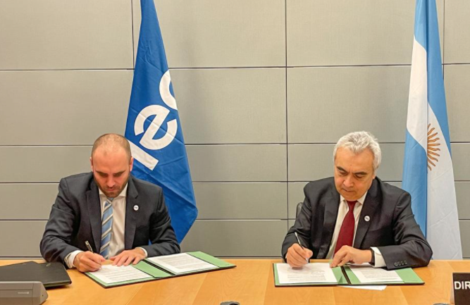 <a href="/Martin_M_Guzman/">Martín Guzmán</a> @CancilleriaARG <a href="/clarin_com/">clarín.com</a> <a href="/LANACION/">LA NACION</a> <a href="/Politica_in/">No Mas Guerra Sucia</a> ¿Qué firmó Guzmán en la IEA? ¿Qué compromisos asume la República por esa firma? Siendo "país asociado" ¿tendremos voto en la IEA o sólo debemos seguir lo que dispongan los países miembros?