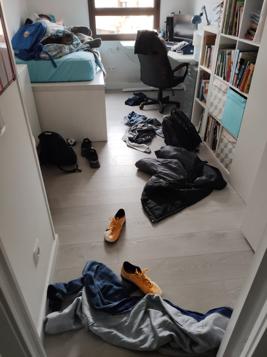 yulen71's tweet photo. Habitación de preadolescente. No te pido que lo superes. Solamente igualaló. #preadolescencia #desorden #habitación https://t.co/LhPJabnOoJ