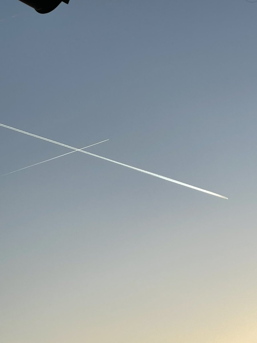 thomrosenhagen's tweet photo. #Crosslines ….am ganzen sichtbaren Himmel zähle ich gerade 8 Kondensstreifen… https://t.co/fHyHumWAEm
