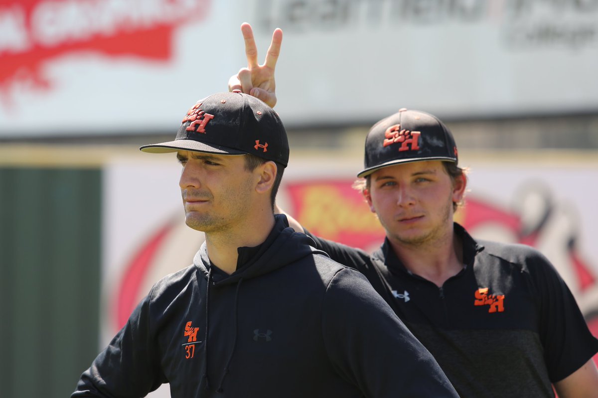 Rule 1: Always be aware of your surroundings. 😉📸 🐰 
#EatEmUpKats