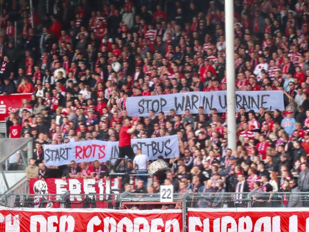 I går vant Energie Cottbus over Babelsberg i Brandenburg Regionalcup. Dermed er den gamle storheten Cottbus klar for Landespokal-finale mot VfB Krieschow 1921!

Bannerfest på tribunen? Selvsagt: 
«Mot krig - for fotballvold».
«Stop krig i Ukraina - start opptøyer i Cottbus».