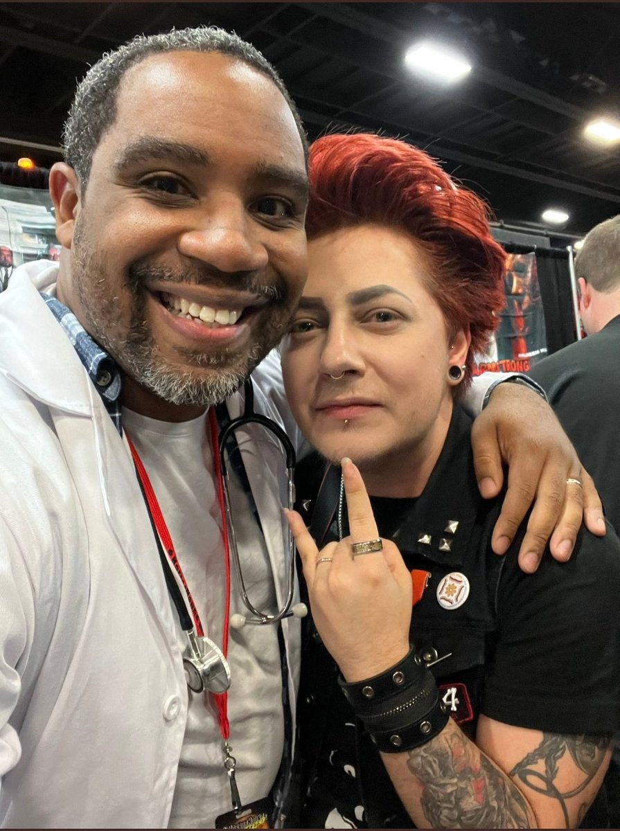 NoctisBathBeer's tweet photo. Just got back from Horror Hound 2022 and watched Detroit: Reawakening. I am blown away I got to meet the talented and sweet @mikeluvsgushers ! Time to put the new film on repeat so I can properly enjoy every detail. 💙 https://t.co/v9pnlTnlPT