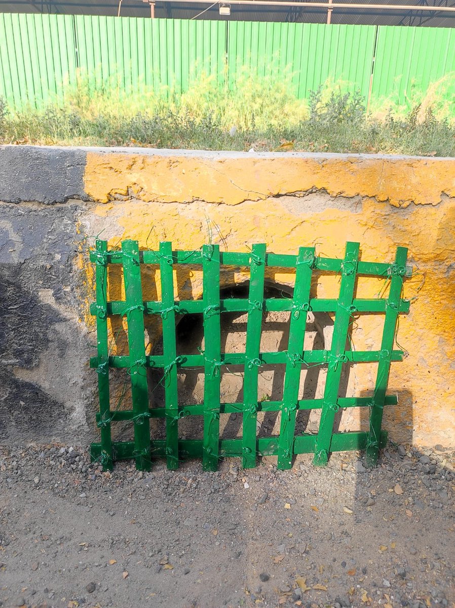 CeoNoida's tweet photo. Drain में  सड़क का कूड़ा रोकने के लिए Public health department द्वारा सभी रोड साइड ,Hume pipe drain / सामान्य ड्रेन  पर ये bamboo / recycled plastic जाली  लगाई जा रही है https://t.co/Aw0ze0loVn