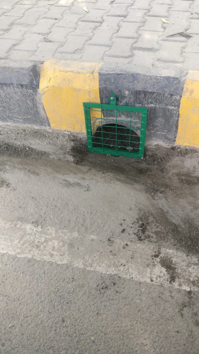 CeoNoida's tweet photo. Drain में  सड़क का कूड़ा रोकने के लिए Public health department द्वारा सभी रोड साइड ,Hume pipe drain / सामान्य ड्रेन  पर ये bamboo / recycled plastic जाली  लगाई जा रही है https://t.co/Aw0ze0loVn