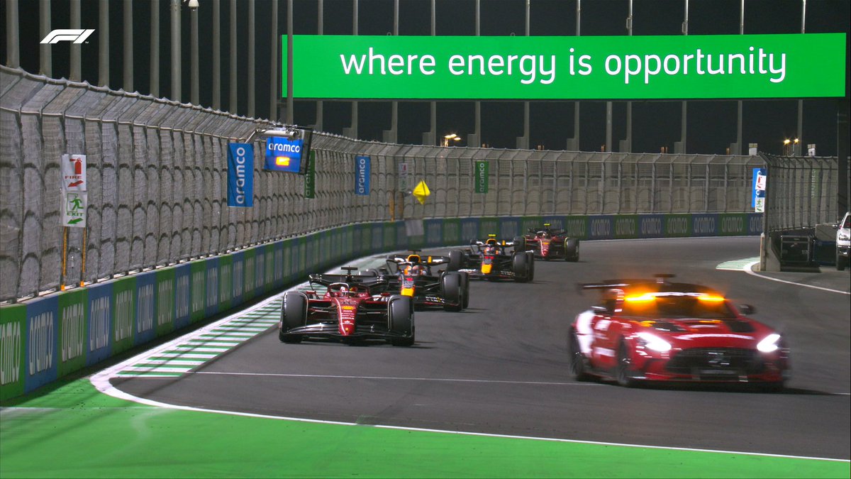 Cuando se repite el coche se seguridad, empezamos de nuevo con Leclerc en la punta. Detrás, Verstappen y Checo Perez

#ArabianGP #SaudiArabianGP
