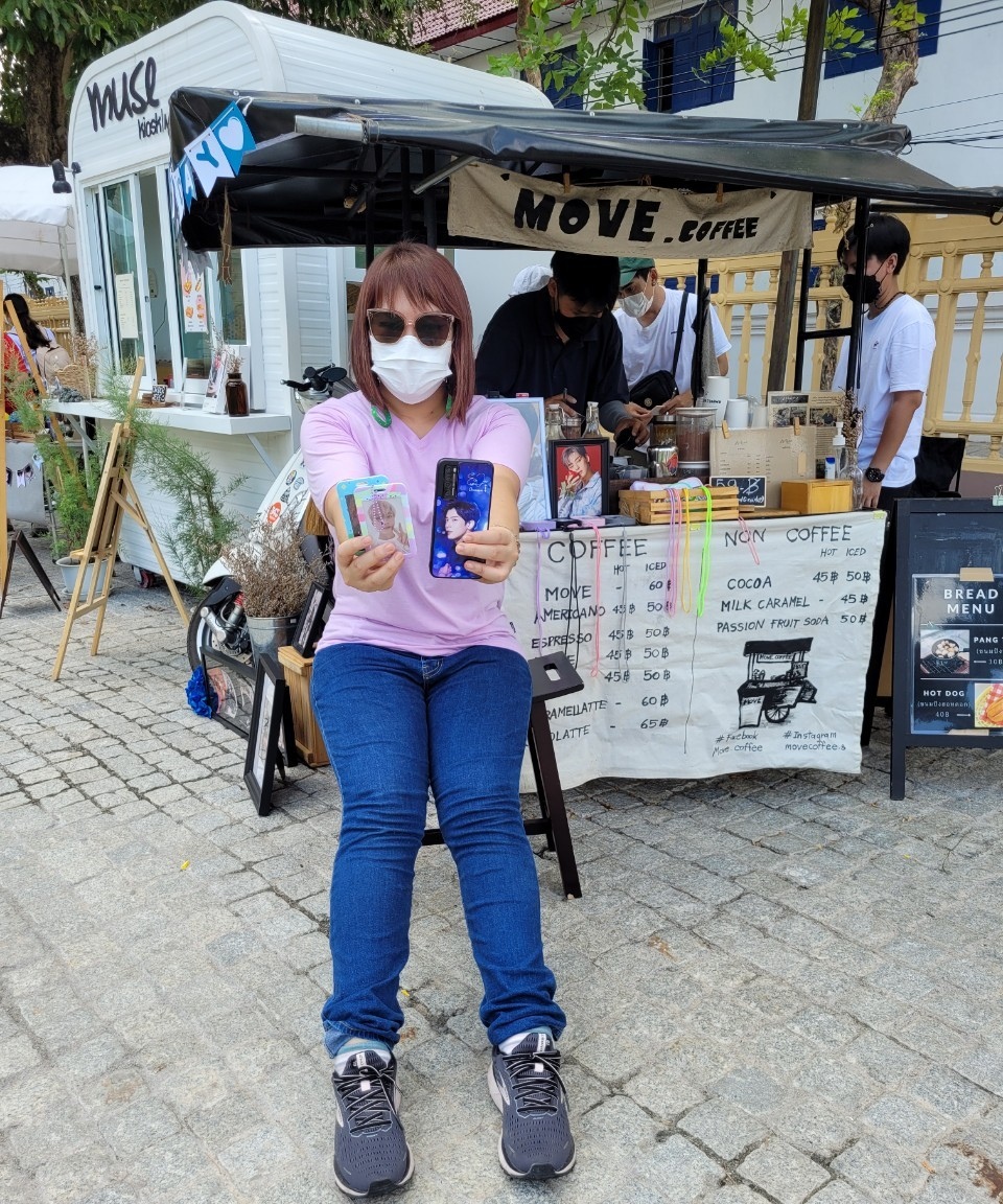 Annyeong235's tweet photo. ไปมาแว้ววว ร้านน่ารักมากกกกและแดดก็แรงมากเช่นกันนน❤️❤️
#Chaeunwooday
#movecoffee https://t.co/UwEPii4X07