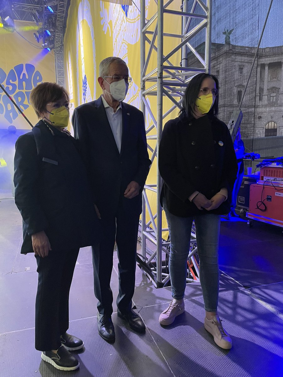 Wenn <a href="/vanderbellen/">Alexander Van der Bellen</a>, Doris Schmidauer und STS Andrea Mayer aufmerksam bei <a href="/InaRegen/">InaRegenMusik</a> zuhören, dann ist gerade auch das für mich #YesWeCare 🙏❤️