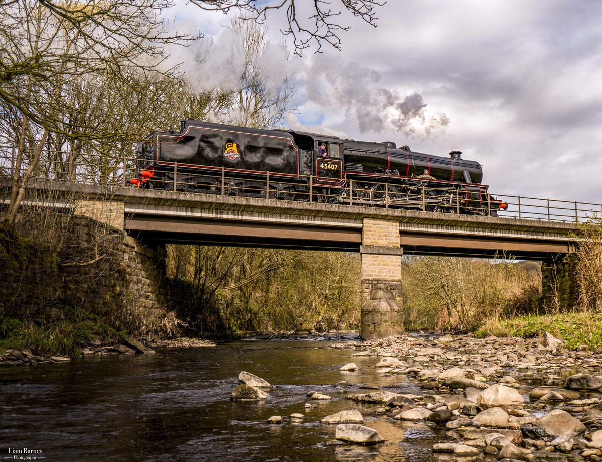 The River Irwell steadily flows beneath the ELR on another lovely Spring morning today, as Class Five 45407 heads light engine between Irwell Vale and Ewood Bridge...

#blackfive #steam #spring #eastlancashirerailway