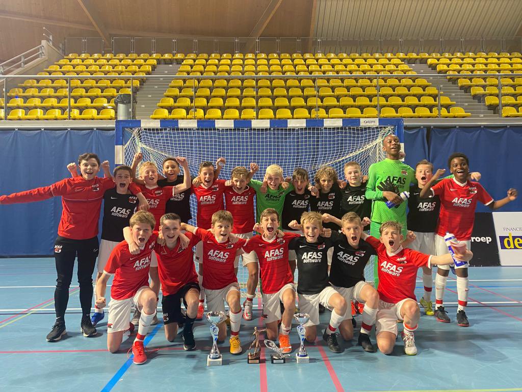 AZJeugd's tweet photo. 🤯 AZ vs AZ?

💪 De teams van AZ Onder 13 die aan een futsaltoernooi meededen, haalden allebei de finale. Team A won van Team B.

🗣 ‘Goed aan de mensen laten zien waar AZ voor staat’

📲 Toernooiverslag: https://t.co/27hHQtHqBy

#AZJeugd #AZO13 https://t.co/PDXYubfnuS
