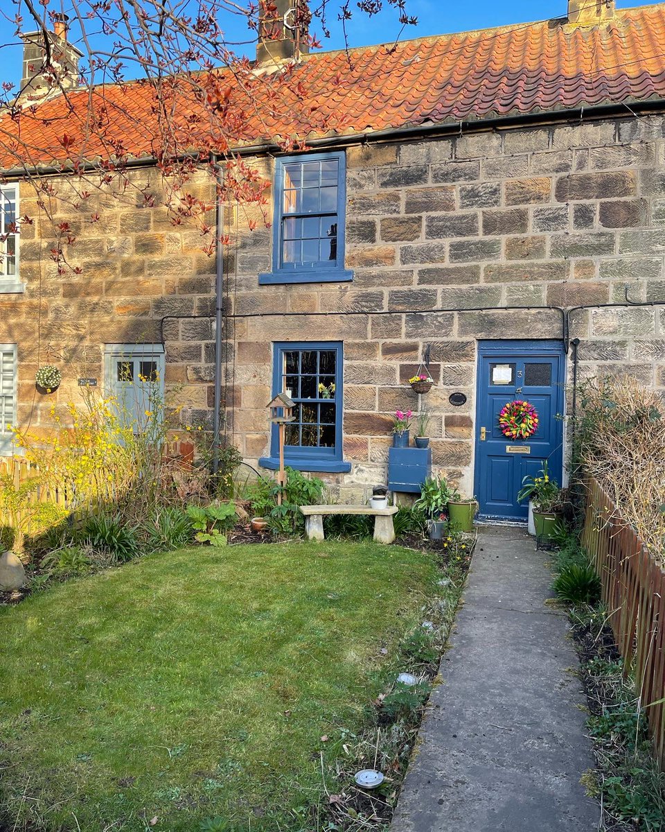 pauljonesking's tweet photo. Today I cut the lawn #roancottage and it looks no different at all #GardeningTwitter #BritishSummerTime #coastalliving #northyorkshirecoast https://t.co/uIMpQjxAsi
