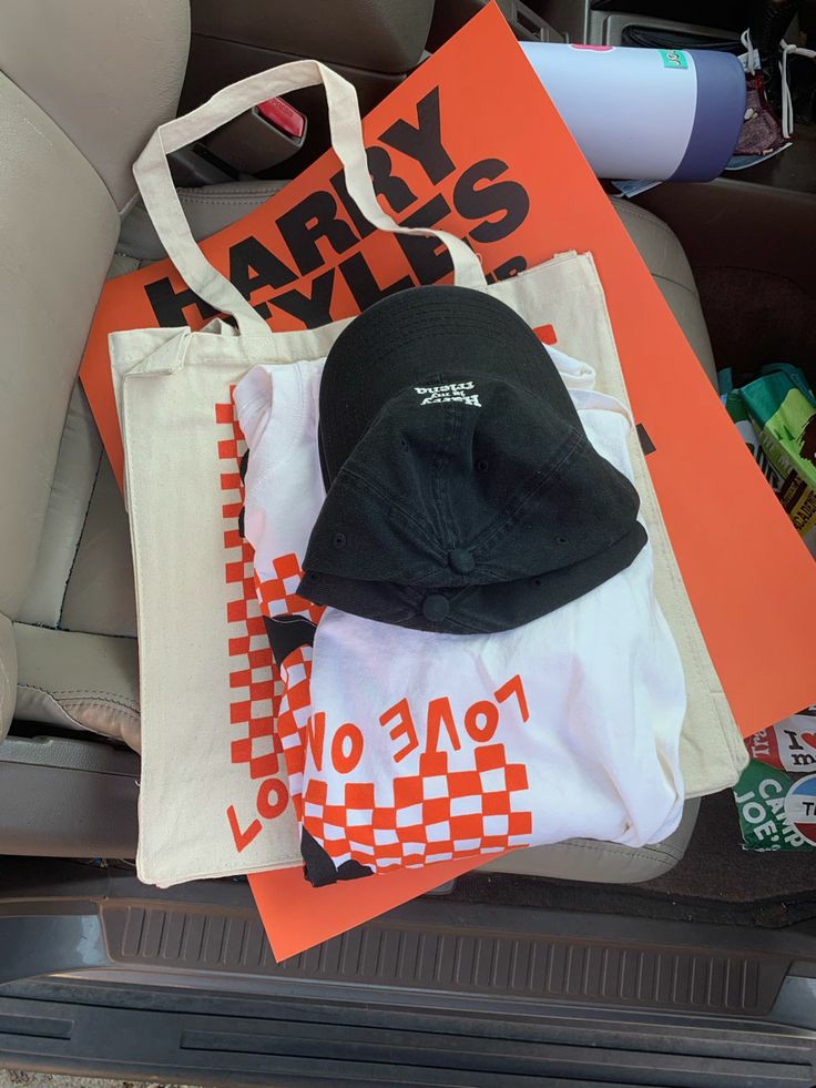 91ANZLIFE's tweet photo. 🌸| HARRY STYLES MERCH GIVEAWAY !! 🌸

- 2 people win this set love on tour
- must be following  
- must rt and like this tweet

international !! ends in April 20th!! https://t.co/iJTtuazpAq