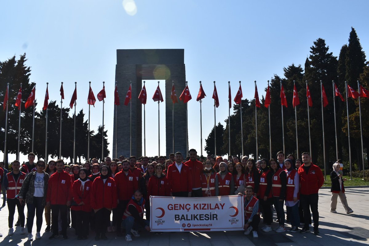 'Dönmeyi hiç düşünmediler.'
Bu vatanı evlatlarına bırakabilmek için canlarını gözlerini bile kırpmadan verdiler.
İl,ilçe,üniversiteden katılım sağlayan 100 gönüllümüz ile birlikte şehitlik ziyaretimizi gerçekleştirip aziz şehitlerimizi yad ettik.
Ruhları şad olsun.
#iyigeleceksin