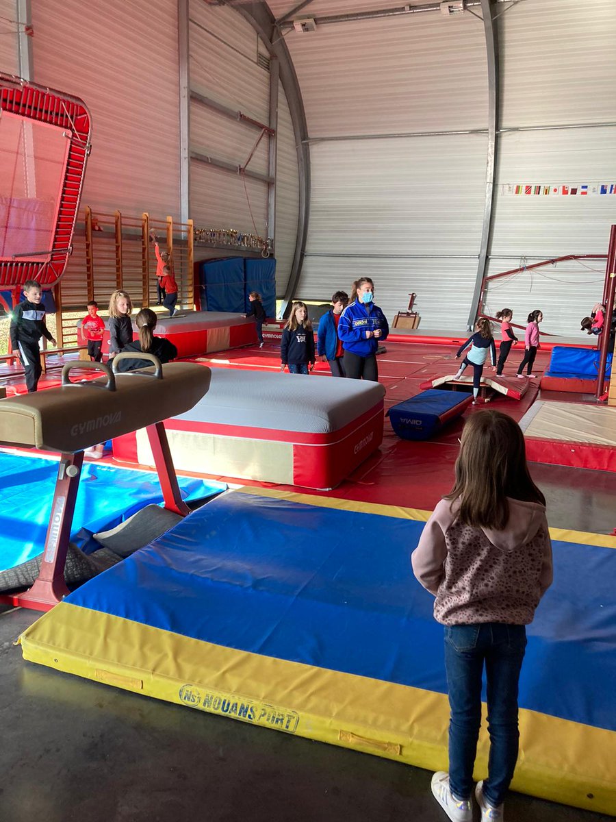 usep_79's tweet photo. La fête des petits, rencontre #usep en famille ! C'était samedi à @VilledeMelle. Merci aux enseignants volontaires et à la collectivité pour son engagement. Bravo aux petits de maternelle 🏊🏼‍♂️🤸🤾🤹🤼

@usepnationale @crusepna @DSDEN79 https://t.co/tGiuHkHTjE