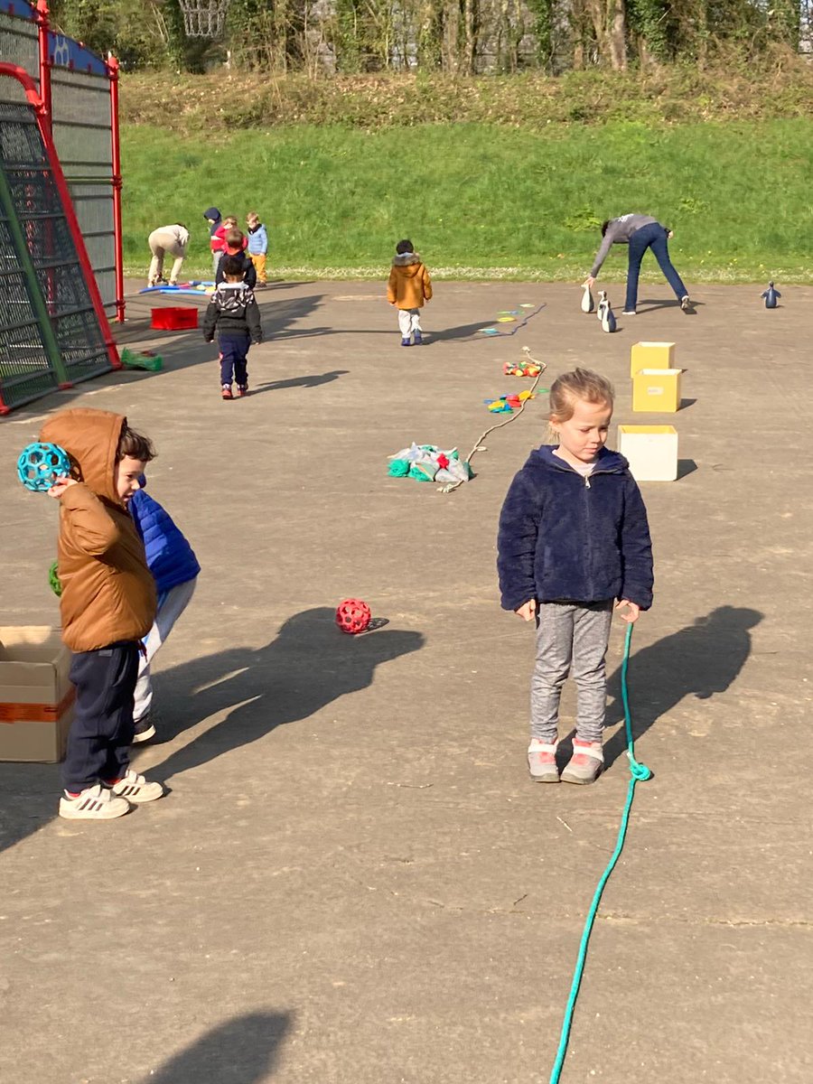 usep_79's tweet photo. La fête des petits, rencontre #usep en famille ! C'était samedi à @VilledeMelle. Merci aux enseignants volontaires et à la collectivité pour son engagement. Bravo aux petits de maternelle 🏊🏼‍♂️🤸🤾🤹🤼

@usepnationale @crusepna @DSDEN79 https://t.co/tGiuHkHTjE