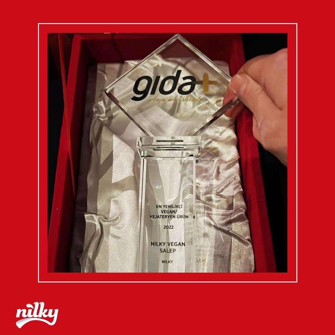 nilkyco's tweet photo. Gıda ve Gastronomi İnovasyon Zirvesi’nde Nilky Salep ile en yenilikçi vegan ürün ödülünü kazandık! İyi ki Nilky!

#iyikinilky #nilky #nilkyiç #bademsütü #yulafsütü #fındıksütü #bitkiselsüt #sağlık #doğayıkoru #sağlıklıbeslenme #vegan #vegansüt #fitbeslenme #fitkal #sürdürülebilir https://t.co/nSNo9X2K42