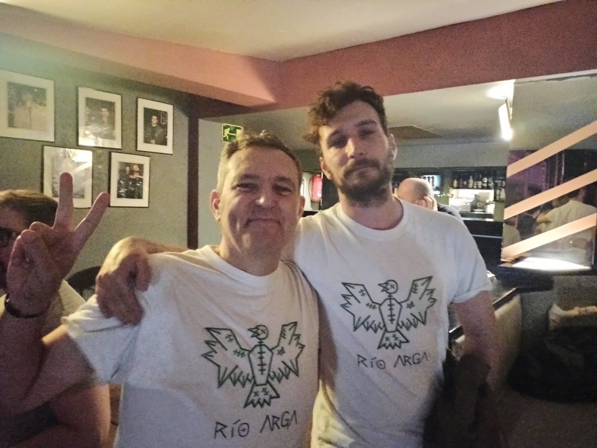 Aquí los dos q llevaban la mejor camiseta del festi. Que alto es <a href="/AsierMartn3/">Asier Macarrones</a>