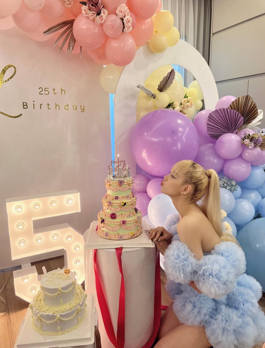 AuNgAuNg0204's tweet image. วันเกิดเธอกำลังจะผ่านไป แต่หลังจากวันนี้ไปทุกๆวันจะต้องเป็นวันของเธอ เพี้ยง❗️ 

#SuperstarLalisaDay