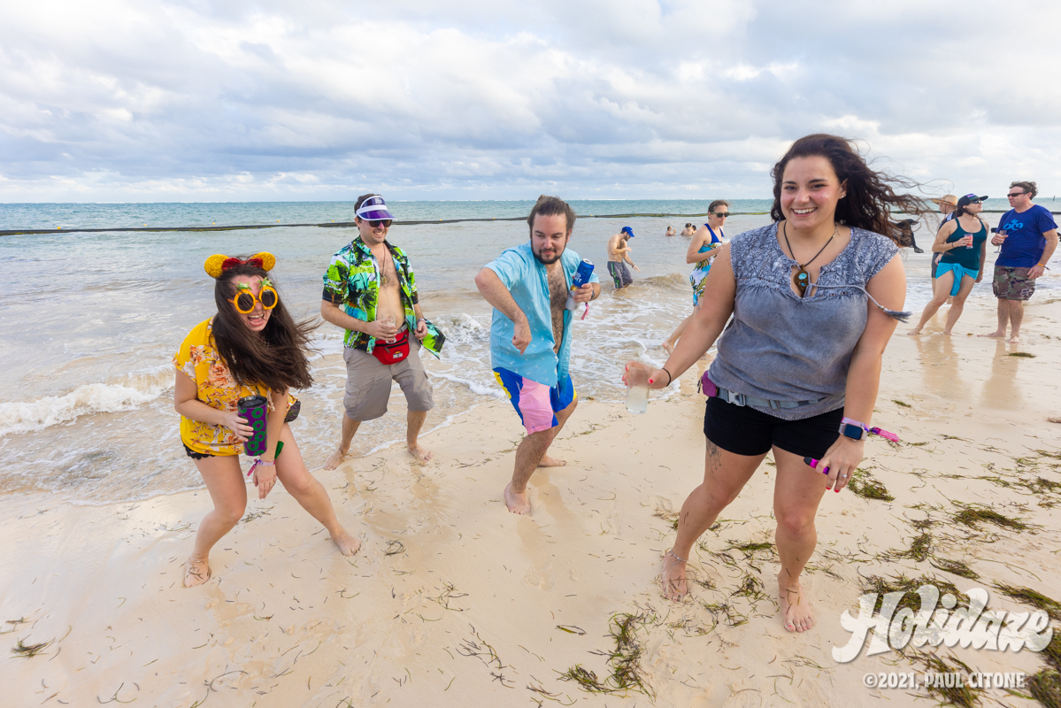 Holidaze tweet media