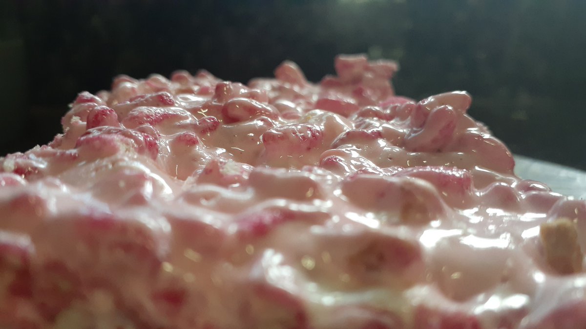 NikkiPatelchip's tweet photo. 🌸My Sister made these scrumptious strawberry rice krispy treats with m&amp;m's. Very sweet and sticky but still tasty.🌸 #snack #yummy #tasty #delicious #sweet #m&amp;ms https://t.co/s0nsGGZGzb