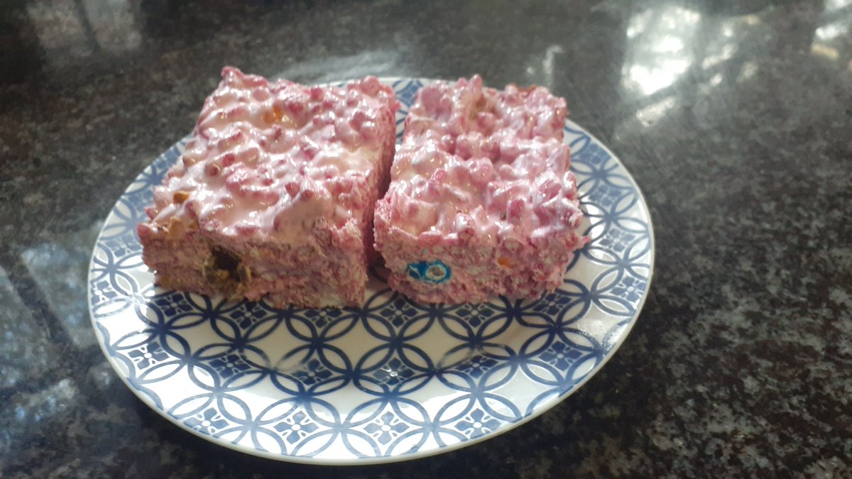 NikkiPatelchip's tweet photo. 🌸My Sister made these scrumptious strawberry rice krispy treats with m&amp;m's. Very sweet and sticky but still tasty.🌸 #snack #yummy #tasty #delicious #sweet #m&amp;ms https://t.co/s0nsGGZGzb
