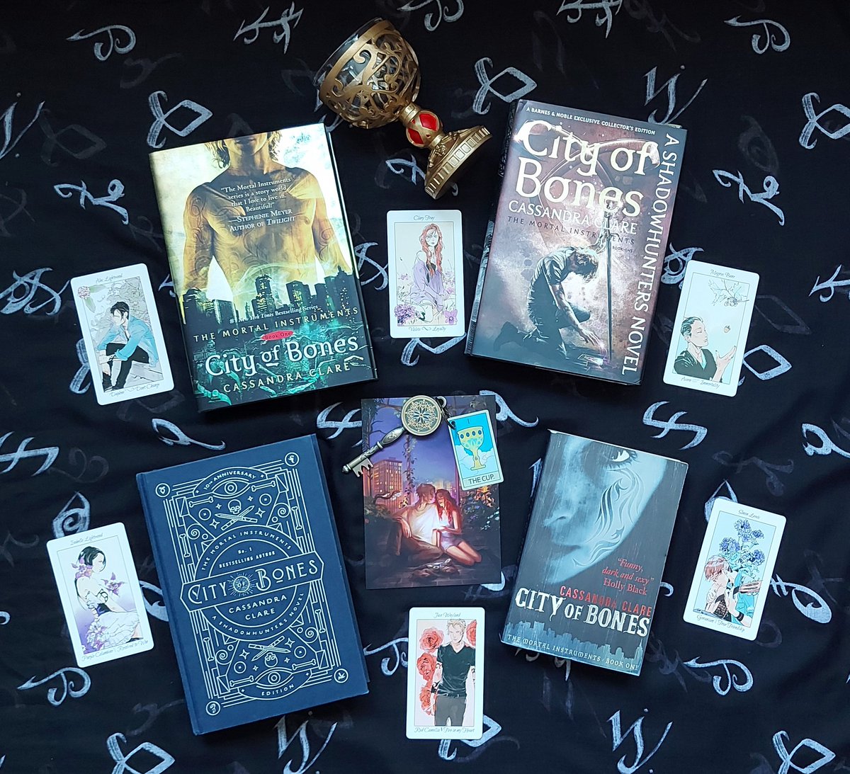 TMI_Source's tweet photo. Today we celebrate the 15th anniversary of City of Bones by @cassieclare! 💐🥳
Happy book birthday and thank you for giving us the Shadowhunter Chronicles, Cassie! ❤ https://t.co/LnC98BTlVR