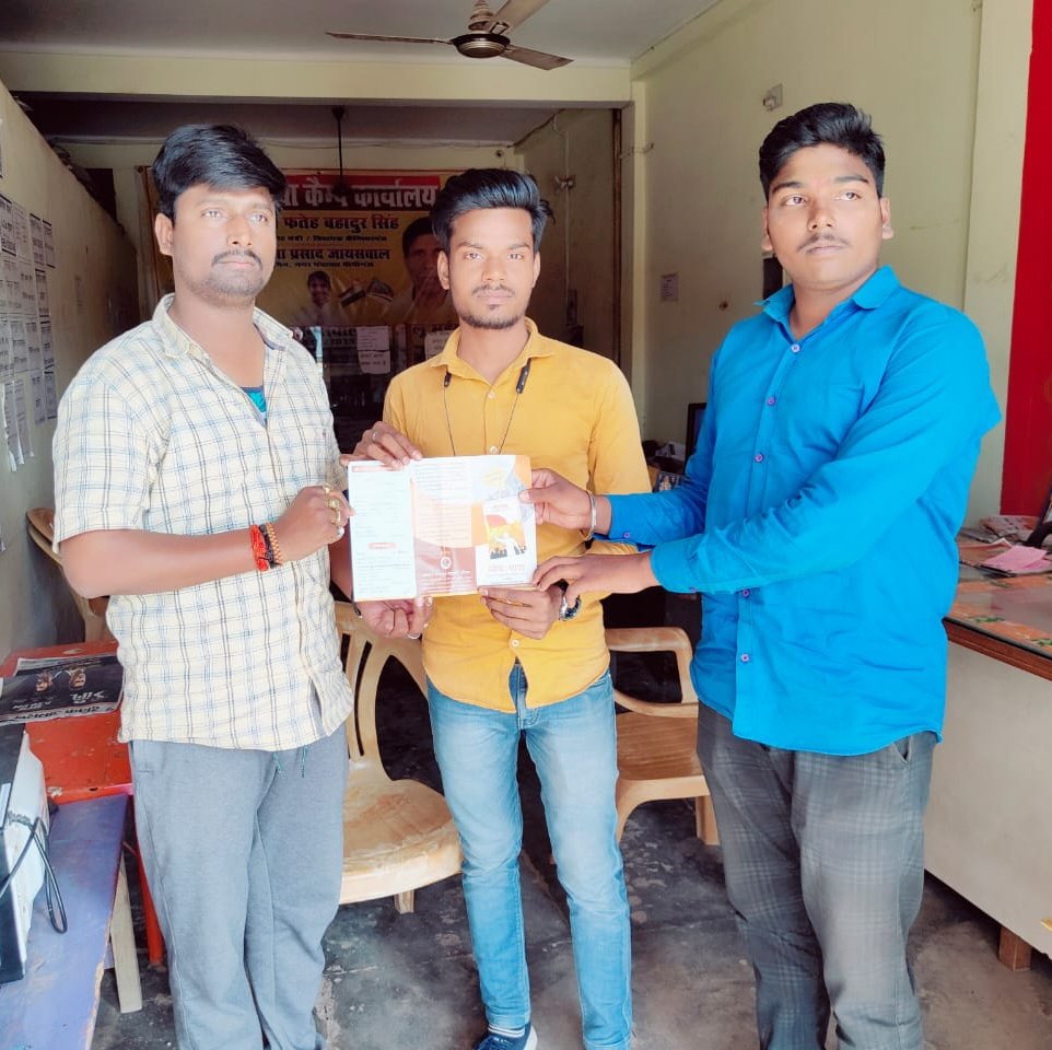 GorakhpurAbvp's tweet photo. ABVP गोरखपुर उत्तरी जिले के नगर इकाई पीपीगंज द्वारा अभाविप के सात दशकों की यात्रा पर प्रकाशित होने जा रही पुस्तक "ध्येय-यात्रा अभाविप की ऐतिहासिक जीवनगाथा" की प्रति का अग्रिम पंजीकरण कराया गया।
@ABVPVoice @nidhitripathi92

#ABVPDhyeyaYatra https://t.co/gCKHDRz6iM