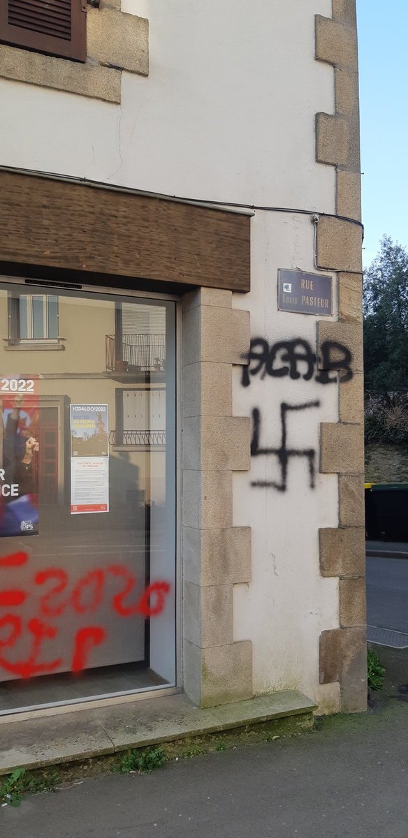 Florence_Crom's tweet photo. A #Douarnenez nous ne baisserons pas les bras devant la bêtise et ces comportements abjects. L'expression démocratique doit vivre et s'exprimer publiquement.
Ce n'est pas seulement le #PartiSocialiste qui est attaqué c'est le pluralisme politique. https://t.co/jEL2lGMa7D