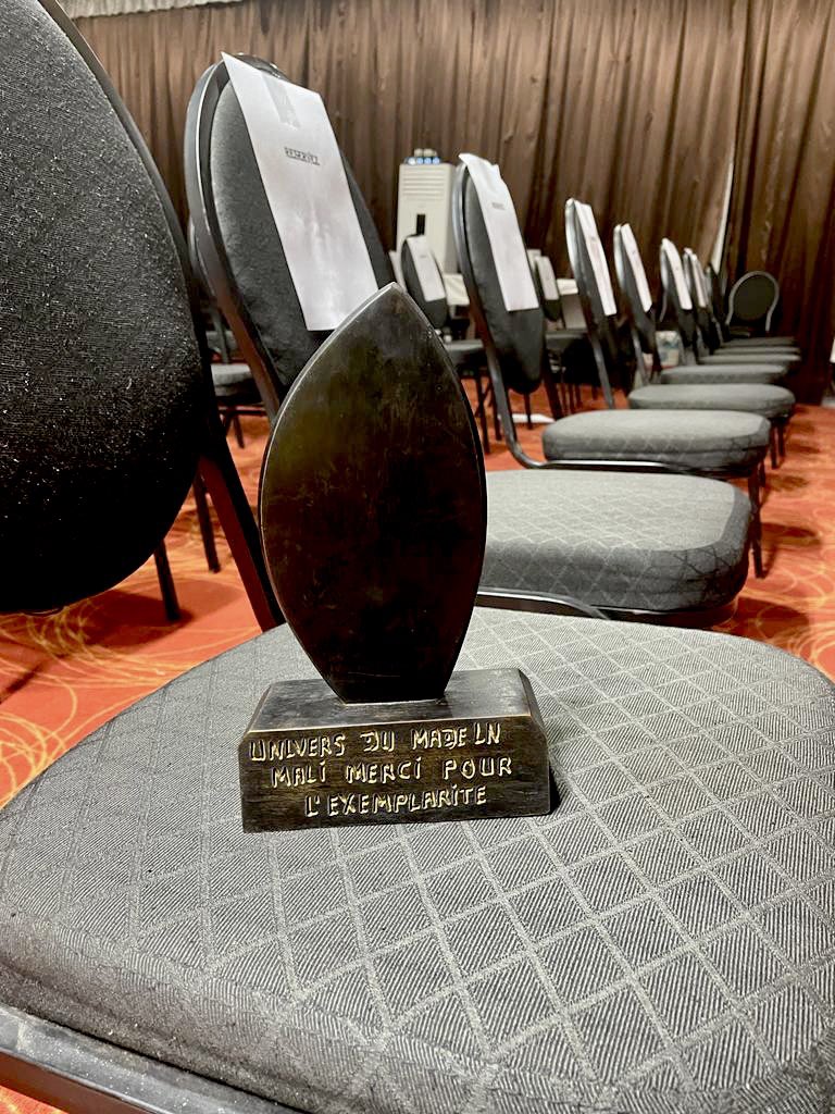 LyAissata223's tweet photo. Fières de recevoir le prix de l’Exemplarité pour l’initiative de la Market-place Univers du Made in Mali 🇲🇱 lors du Gala des Femmes Entrepreneures.
@azalaihotels https://t.co/hhNzkM6Xsp