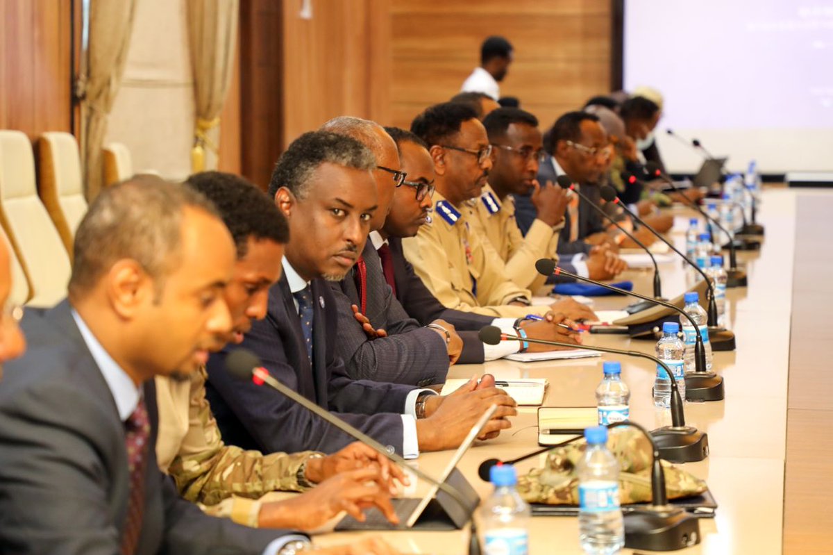 sntvnews1's tweet photo. PM @MohamedHRoble has on Sunday held meeting with country’s top security officials and AMISOM commanders and instructed them to launch formal investigation into recent terrorist attacks in #Mogadishu and #Beledweyne.
#Somalia https://t.co/OZfACrY8mN