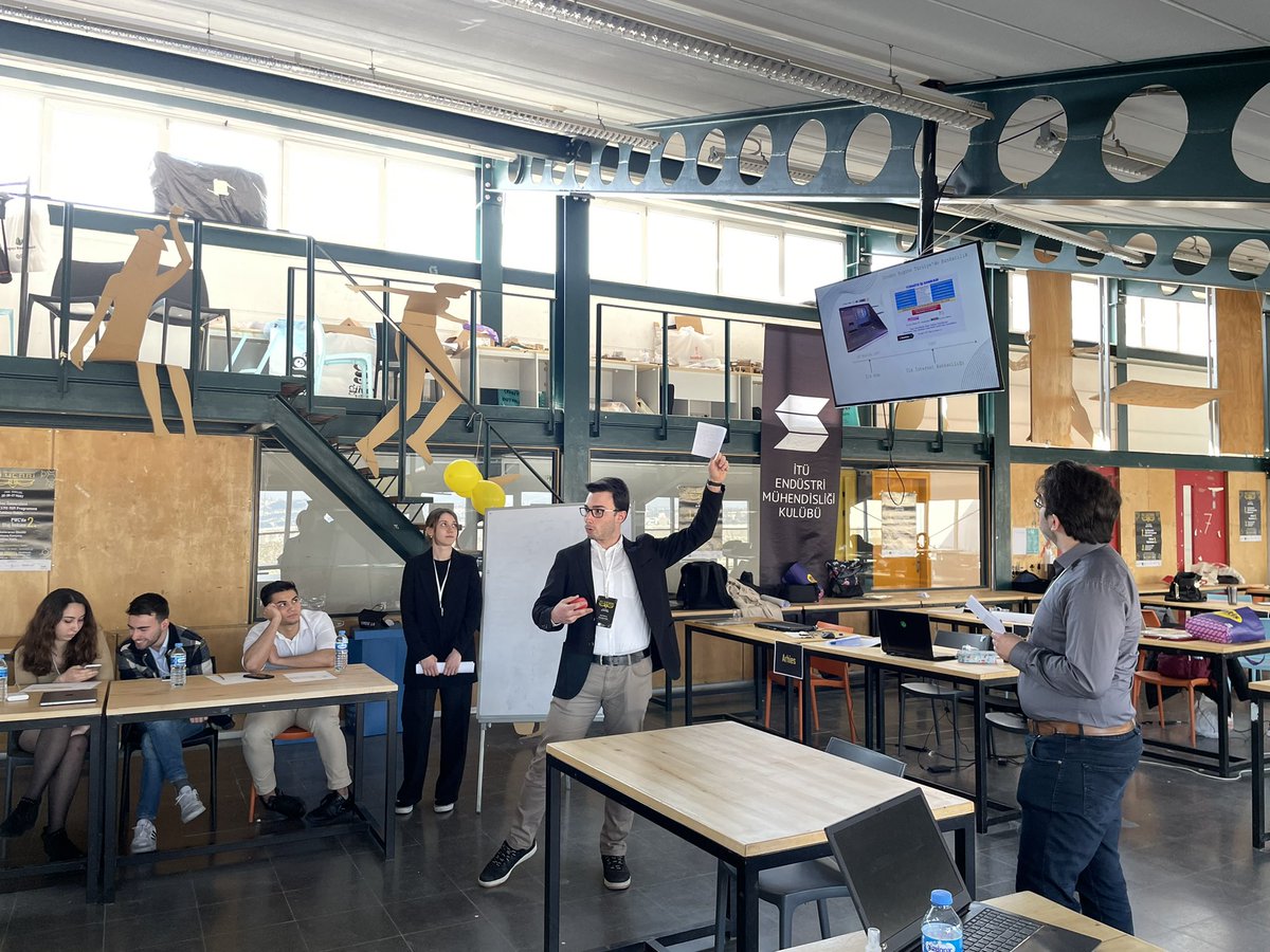 Takımlarımız Türkiye İş Bankası’nın dijital asistan geliştirmeye yönelik sunduğu vakanın çözümlerini juri üyeleriyle paylaşıyorlar. Dördüncü vaka çözümlerinin sona ermesiyle üç gün süren puanlama sisteminin ardından kazananlar belirlenecek!