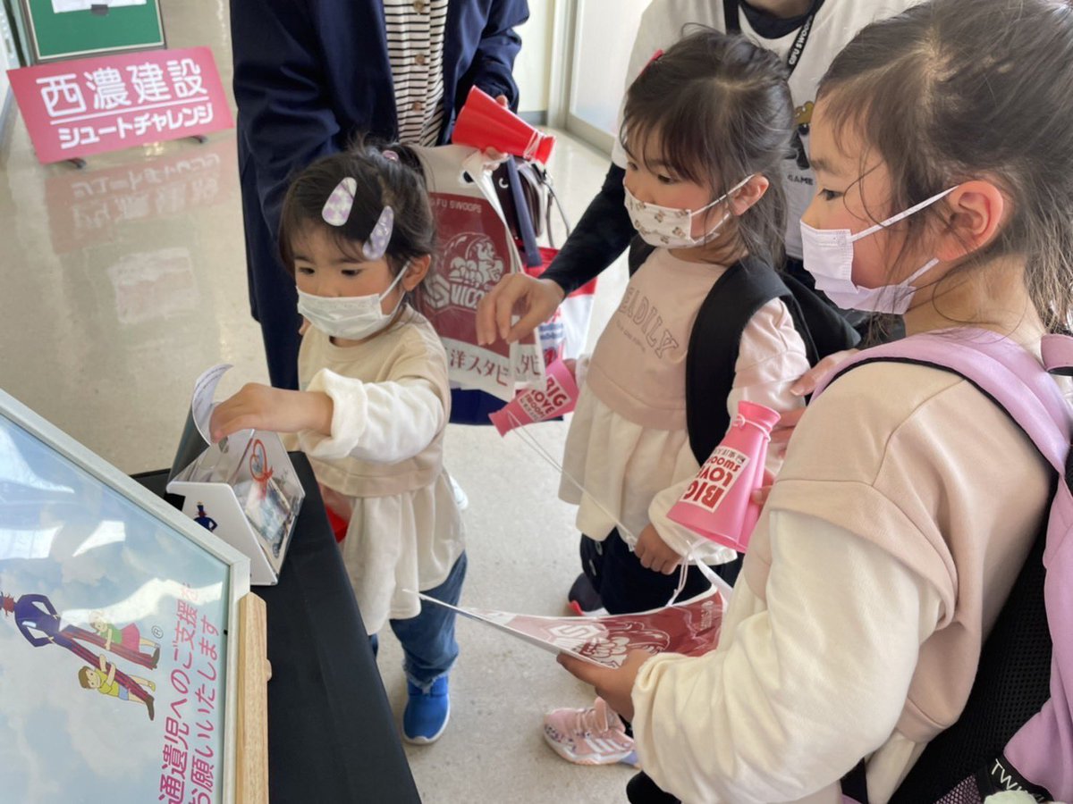 thanksactivity's tweet photo. 本日 #岐阜スゥープス ホームゲームにて設置いたしました #交通遺児育英会 の募金に協力いただき誠にありがとうございました☺️
皆さまのお気持ちを預からさせていただきました🕊
4/16,17は今シーズン最後のホームゲームです🏀

ホーム最終戦も募金の協力お願いいたします🕊 https://t.co/u8C8CC8801