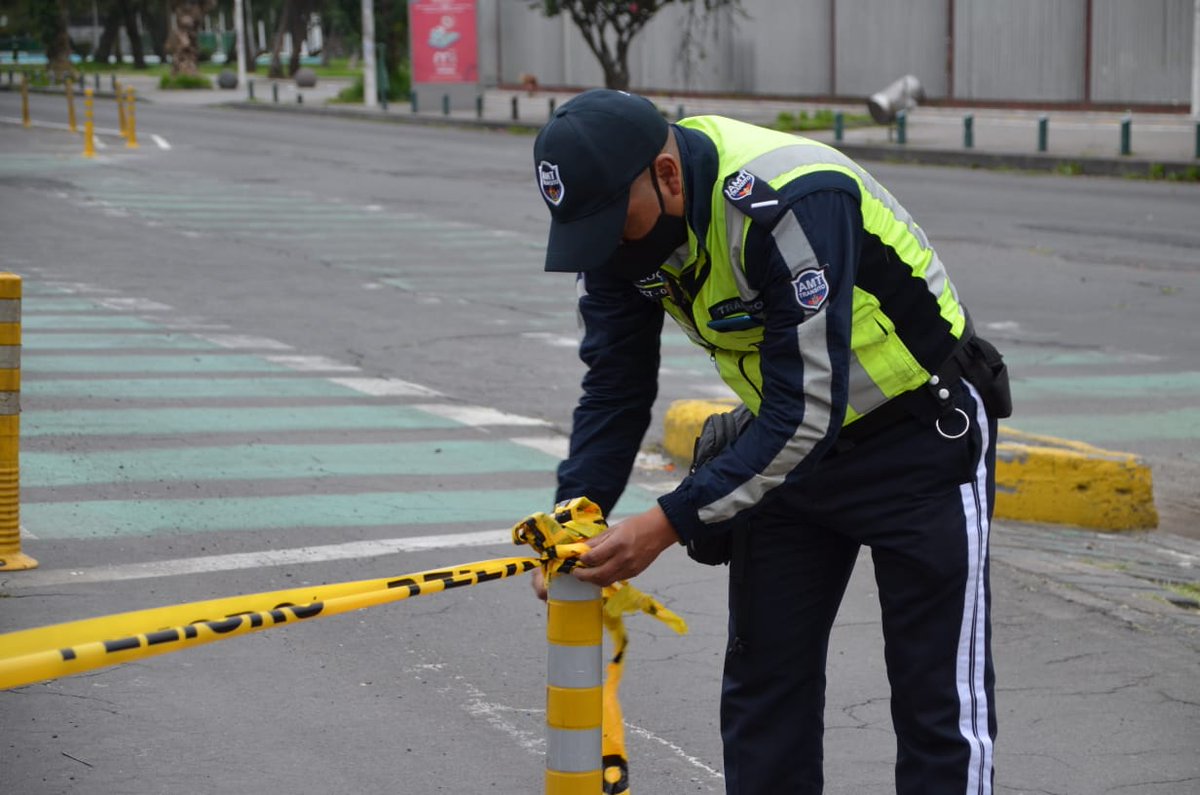AMT_Quito's tweet photo. #AMTInforma | Nuestros Agentes Civiles de Tránsito, efectúan cierres viales de acuerdo al recorrido de las atletas de la competencia @WARMIRUNNER5K.
🔃 Recomendamos tomar vías alternas.
#SeguroTeMueves
#WR5K https://t.co/XbGONJsm9q