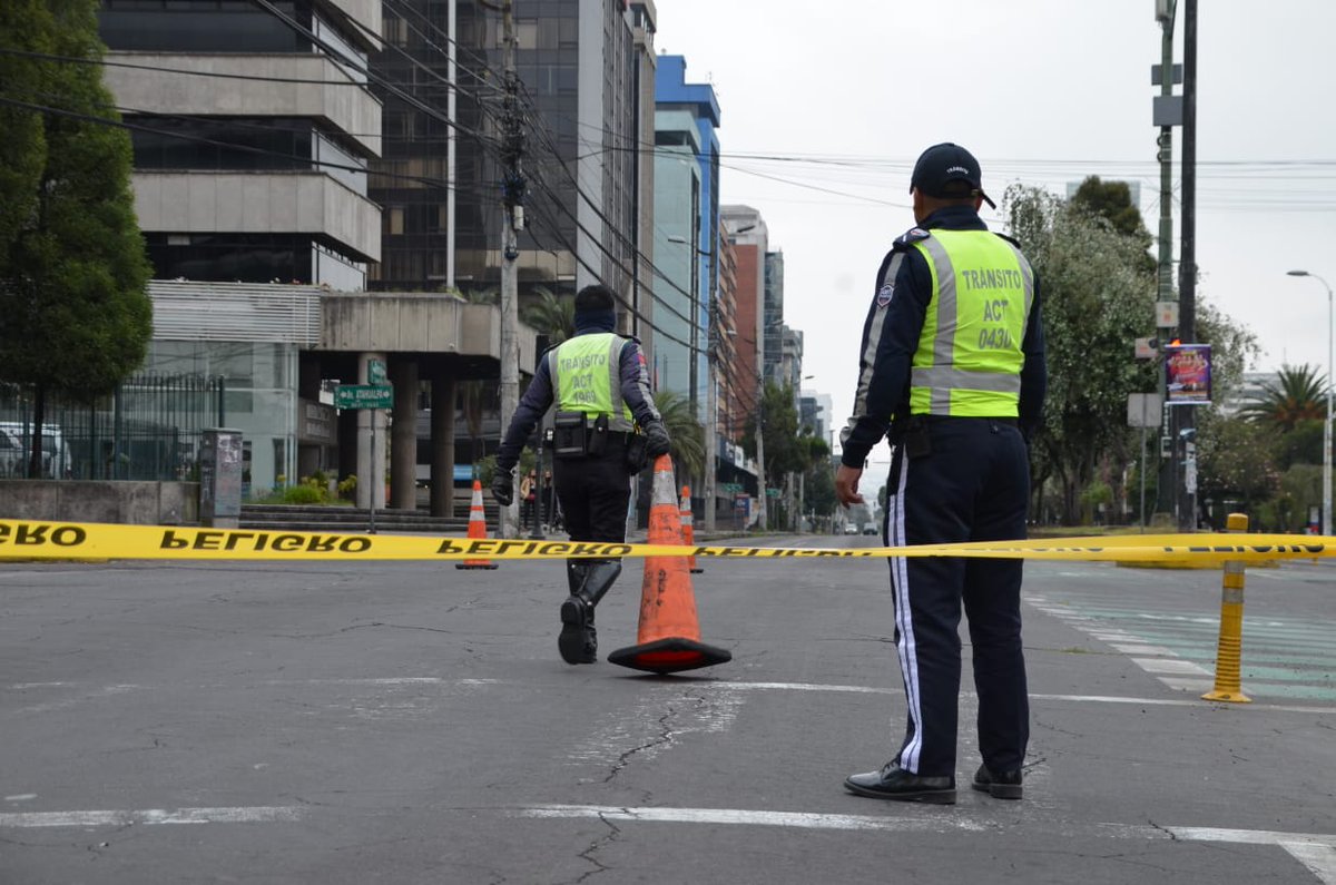AMT_Quito's tweet photo. #AMTInforma | Nuestros Agentes Civiles de Tránsito, efectúan cierres viales de acuerdo al recorrido de las atletas de la competencia @WARMIRUNNER5K.
🔃 Recomendamos tomar vías alternas.
#SeguroTeMueves
#WR5K https://t.co/XbGONJsm9q