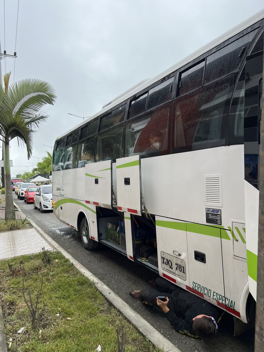 sergiooliveiram's tweet photo. Y que se nos descompone el camión camino al aeropuerto de Pereira. ¡Qué bueno que nos gustó Colombia! 😅 https://t.co/DPMOvhSmsw