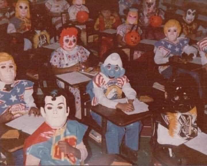 horrorlosers's tweet photo. - Los 80 fueron una época mágica. El sentido de la maravilla, la nocilla, las luces de neón...

- Los niños de los 80: https://t.co/LTmeKOtbH0
