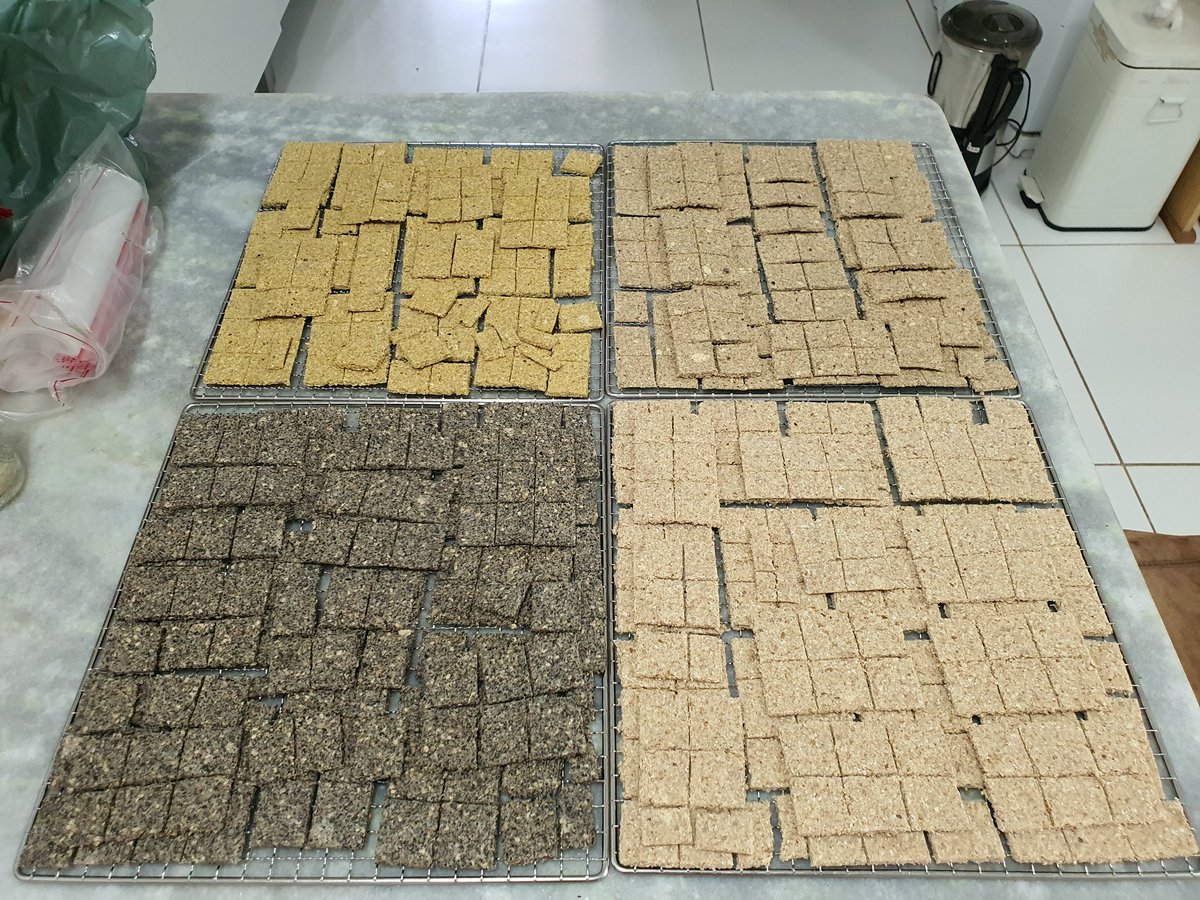 SilkLily74's tweet photo. 4種類のクッキーを作ってみた。おからがベースで乾燥機に入れて作りました。素朴な味わいのクッキーです。 https://t.co/fv9XksFqLZ