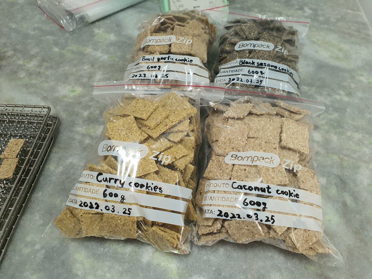 4種類のクッキーを作ってみた。おからがベースで乾燥機に入れて作りました。素朴な味わいのクッキーです。