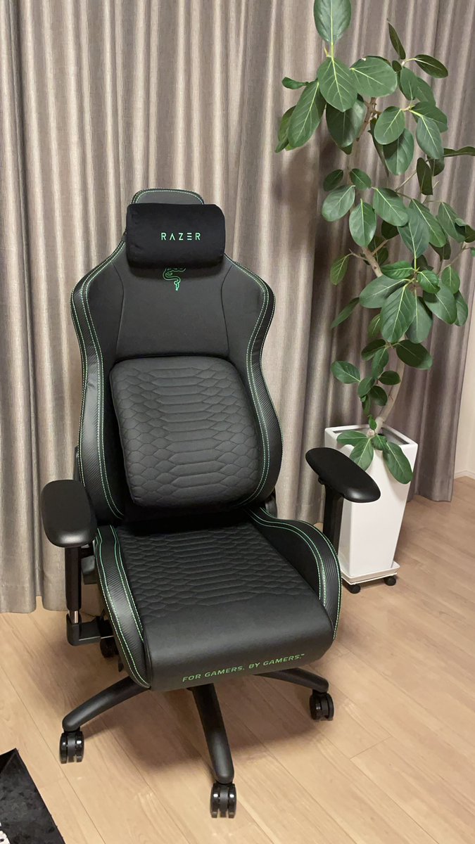 asamix0529's tweet photo. RAZERのゲーミングチェアプレゼントしたら、組み��てるまでがプレゼントやと言われて1人で重めの椅子組み立てたし、この間は高さ2メートルの棚も組み上げたし、最近パワー系。
説明書が史上最高に分かりやすかった。ありがたや。 https://t.co/6JZaRLG8zl