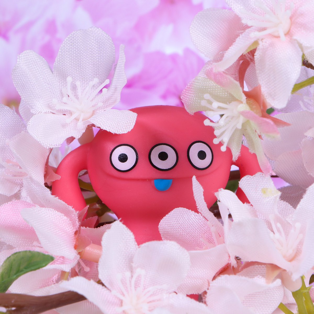 icebat02's tweet photo. Peaco loves cherry blossoms and also eating cherries! #howugly #uglydolls https://t.co/9LBL1WxcCi