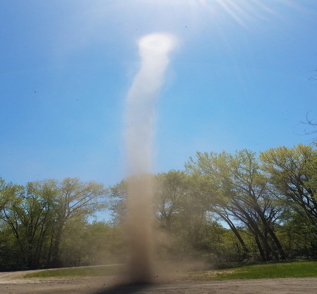 RT @mark_tarello: WOW! Dust devil seen last spring from St. Peter, Minnesota. Photo courtesy of Jeff Brand. #MNwx https://t.co/3Hx1Hr4K9G