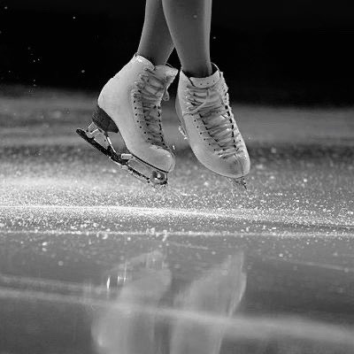 erlnrare's tweet photo. love on ice
| #kookv #taekook | 

ким тэхен — фигурист, а чон чонгук — хоккеист, и их миры не должны пересекаться, потому что между игроками этих двух видов спорта идет вечная борьба. https://t.co/c8hgHWZXhG