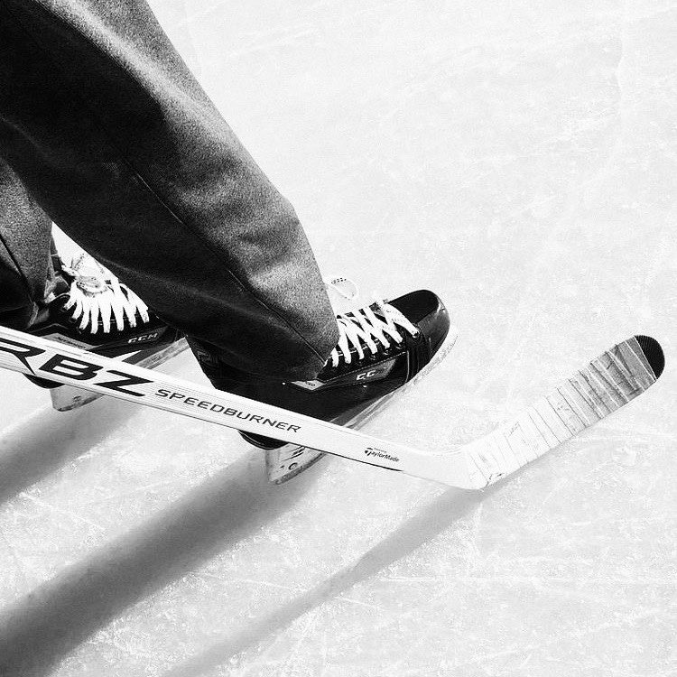 erlnrare's tweet photo. love on ice
| #kookv #taekook | 

ким тэхен — фигурист, а чон чонгук — хоккеист, и их миры не должны пересекаться, потому что между игроками этих двух видов спорта идет вечная борьба. https://t.co/c8hgHWZXhG