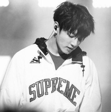 erlnrare's tweet photo. love on ice
| #kookv #taekook | 

ким тэхен — фигурист, а чон чонгук — хоккеист, и их миры не должны пересекаться, потому что между игроками этих двух видов спорта идет вечная борьба. https://t.co/c8hgHWZXhG