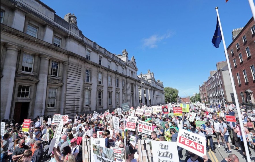 MicaRedress's tweet photo. The #micaredress Scandal
On June 15th and Oct 8th over 20k people from North and West of Ireland protested over lack of Govt action to assist homeowners who's houses were crumbling.
... But where are we now?
A Thread ๐งต
(TL;DR there are MANY issues & unanswered questions) https://t.co/Q6e17zXoBX