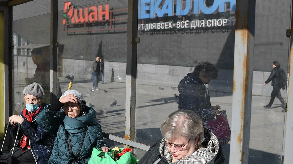 RFI's tweet photo. Guerre en Ukraine: les magasins Auchan restent en Russie, Kiev appelle au boycott https://t.co/65SgmORygK https://t.co/Uq4tvad1ol